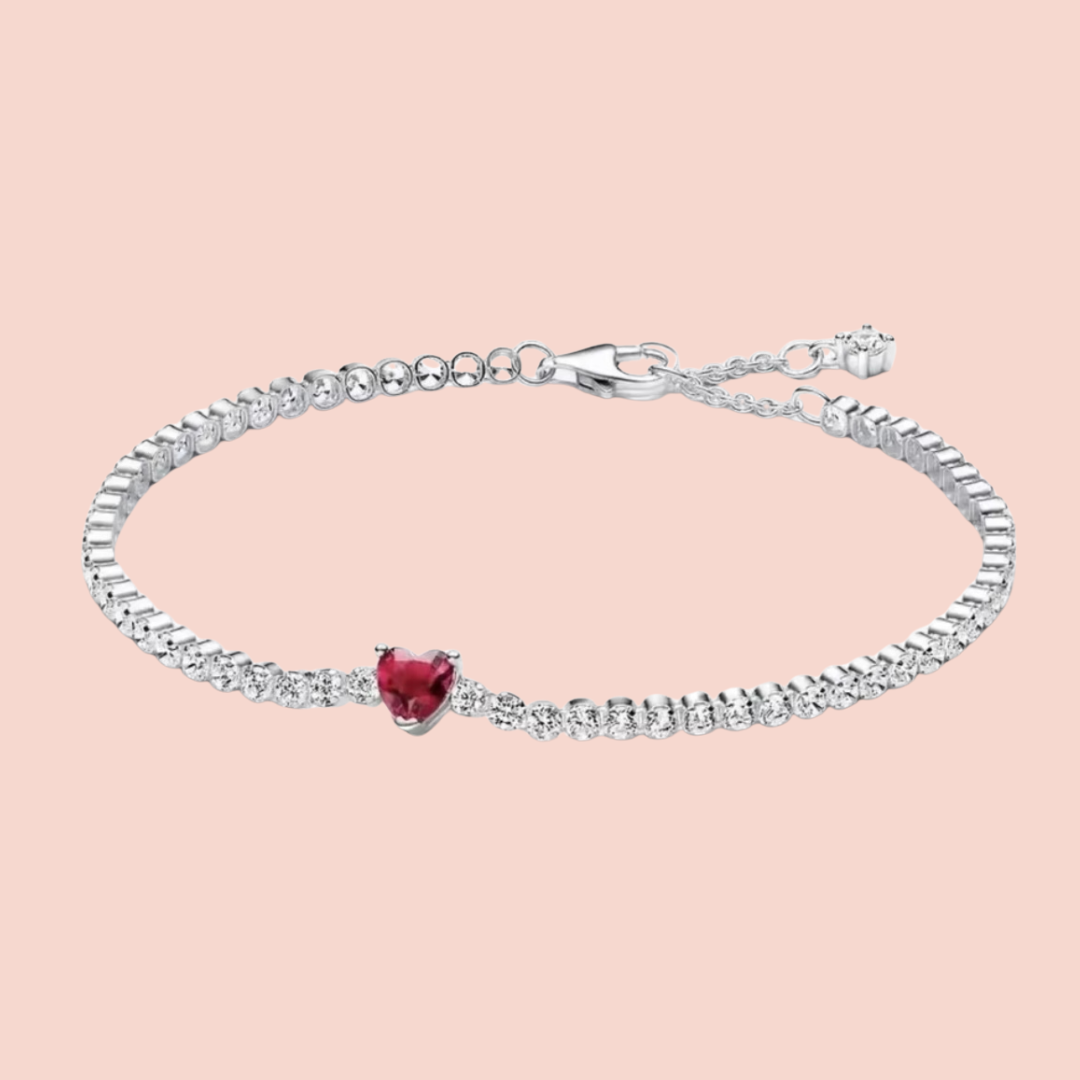 Pulsera plata con piedras y corazón rojo al centro