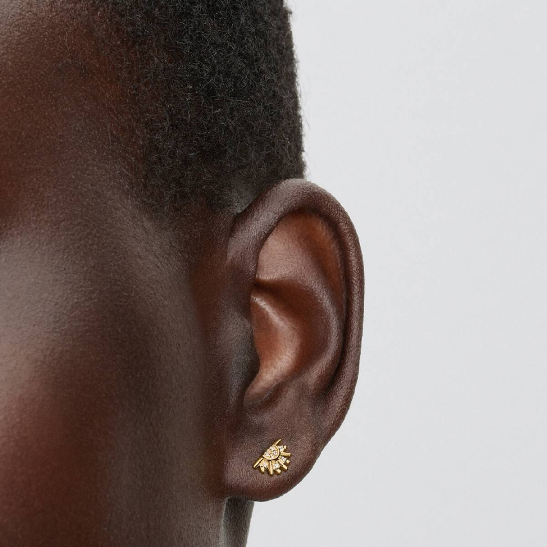 Aretes dorados con forma de sol