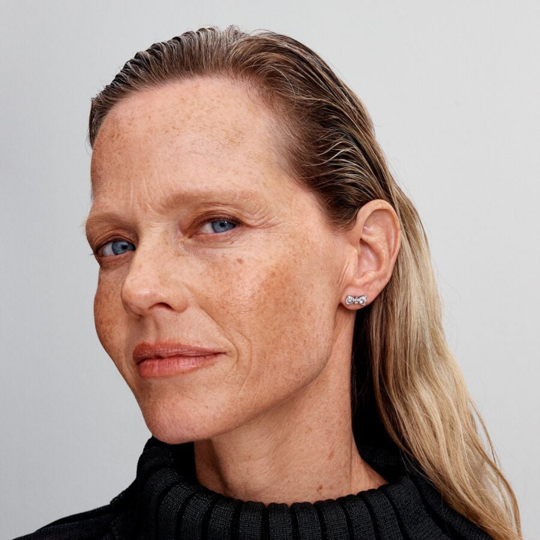 Aretes moños dorados con piedras plata