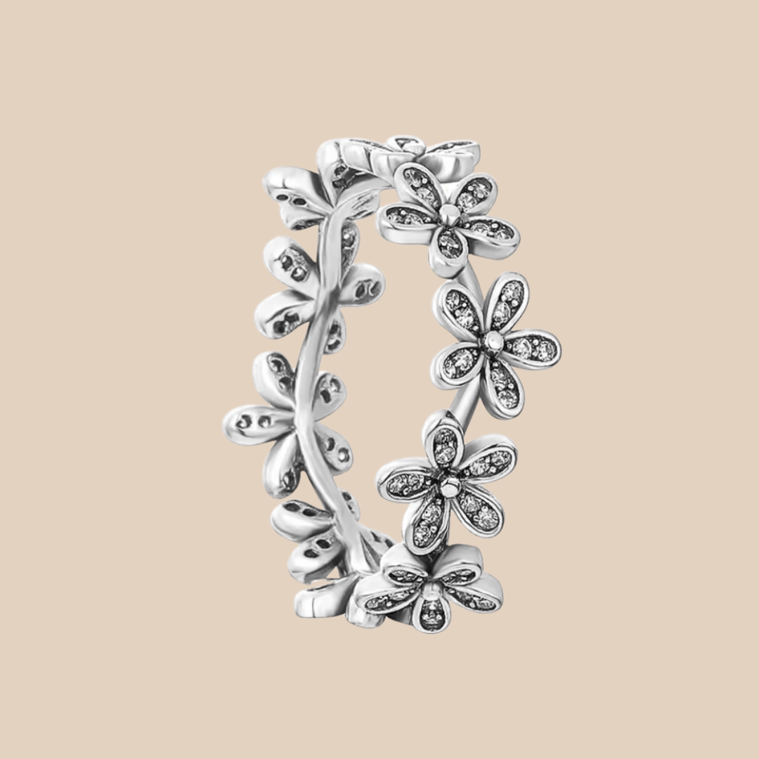 Anillo plata con flores alrededor