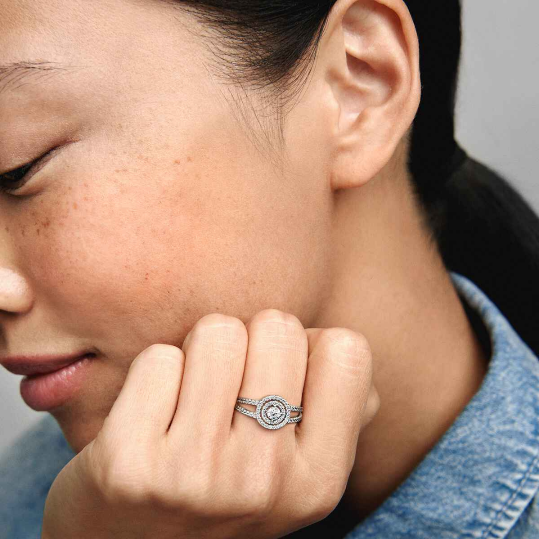 Anillo redondo con piedras plata