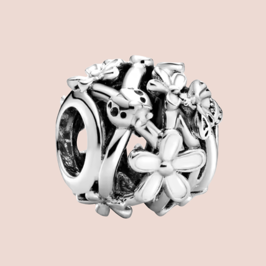 Charm separador plata con flores blancas y catarinas