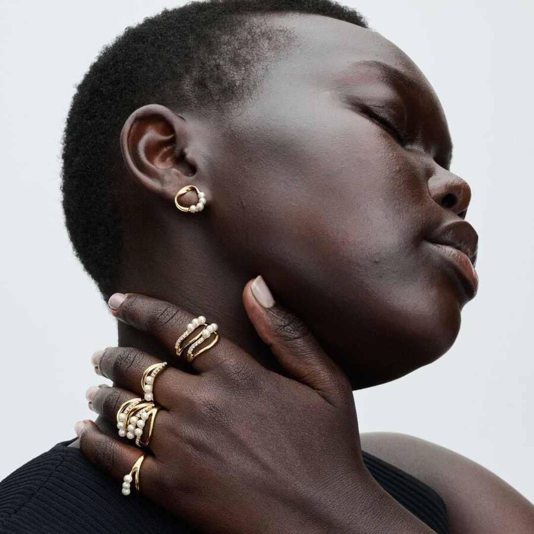 Anillo dorado con tres perlas