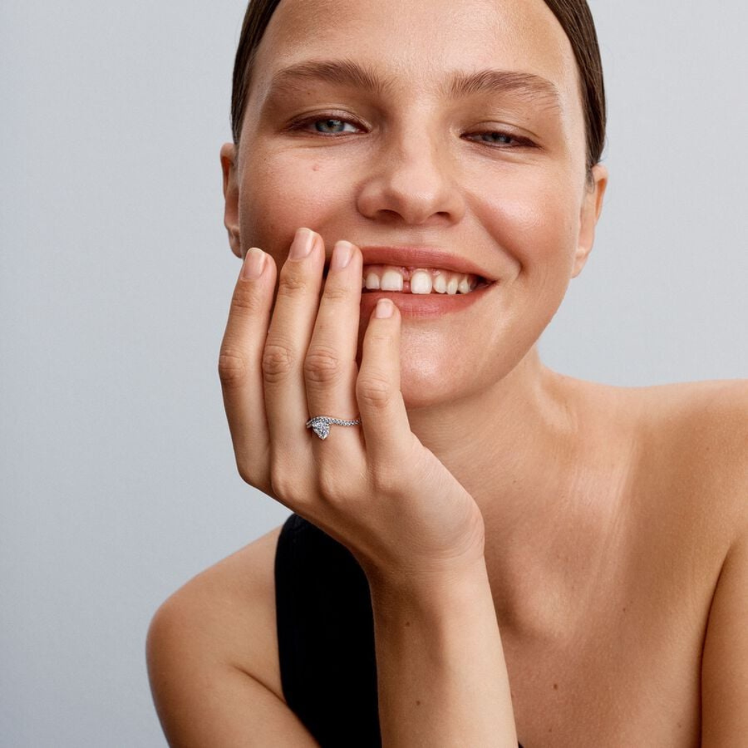 Anillo con piedras plata y piedra en forma de corazón al centro