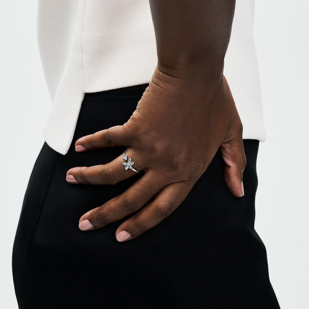 Anillo flor con piedras plata