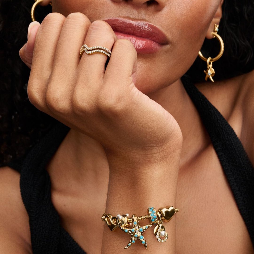 Charm estrella de mar dorada grande con piedras azules