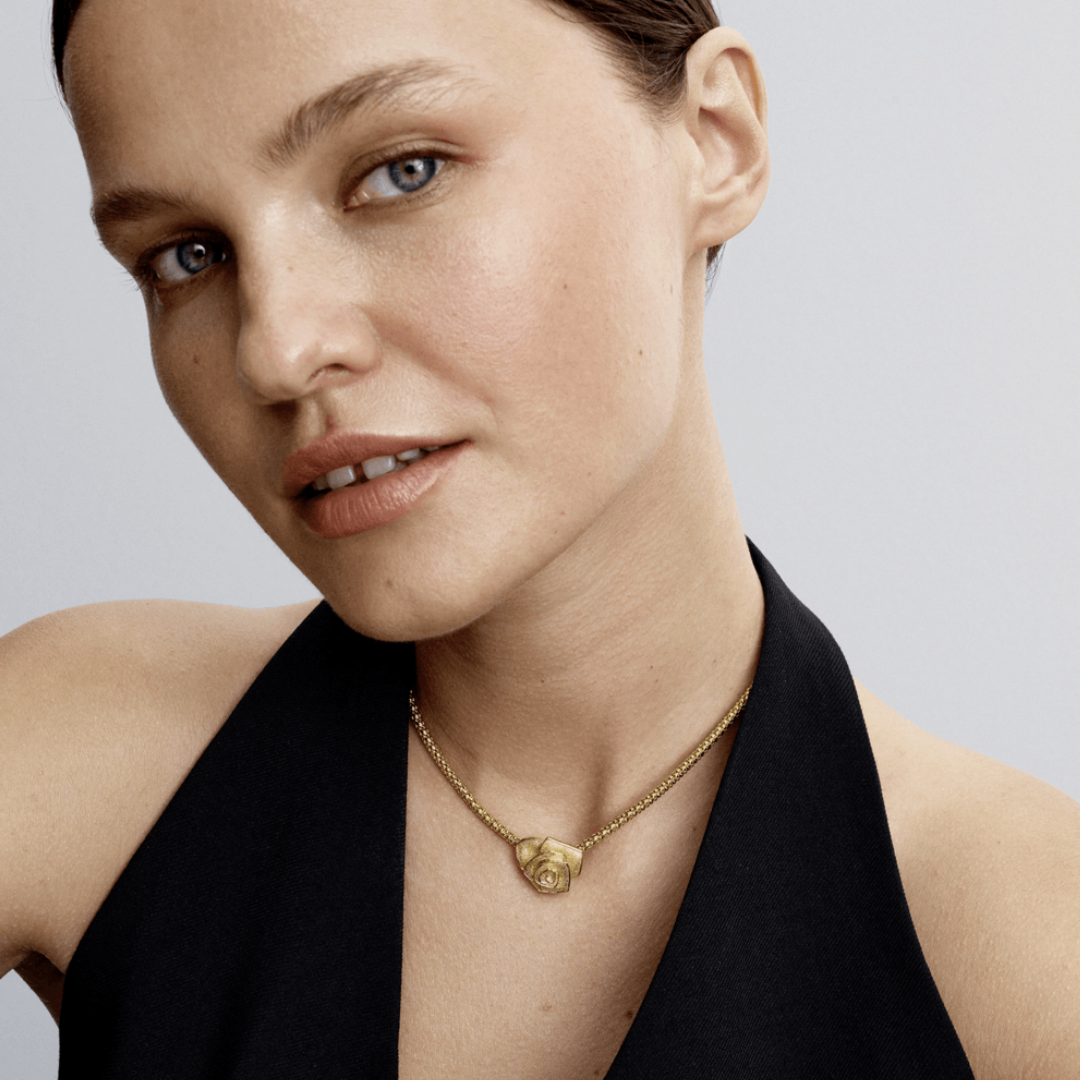 Charm rosa dorada grande