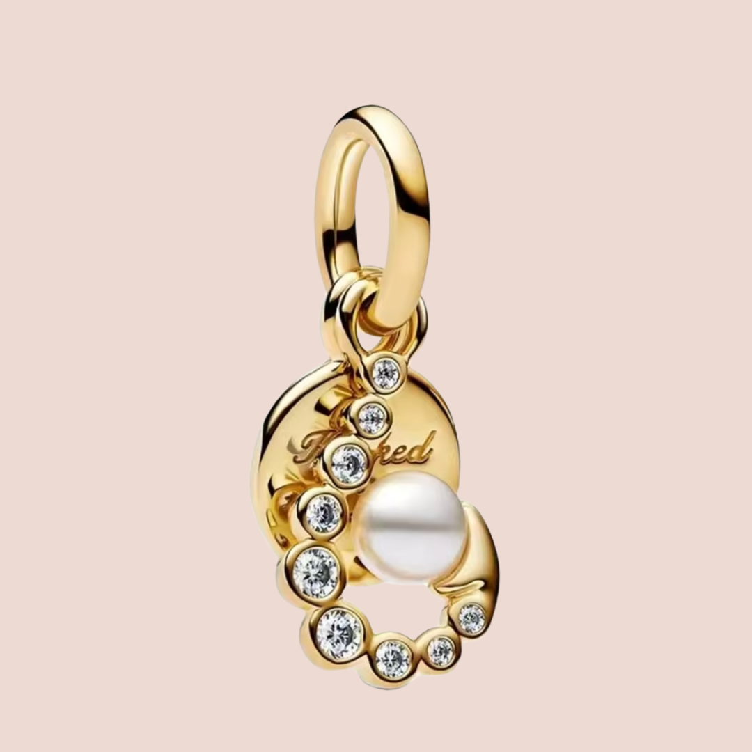 Charm colgante dorado con piedras plata y perla leyenda "Hooked on you"