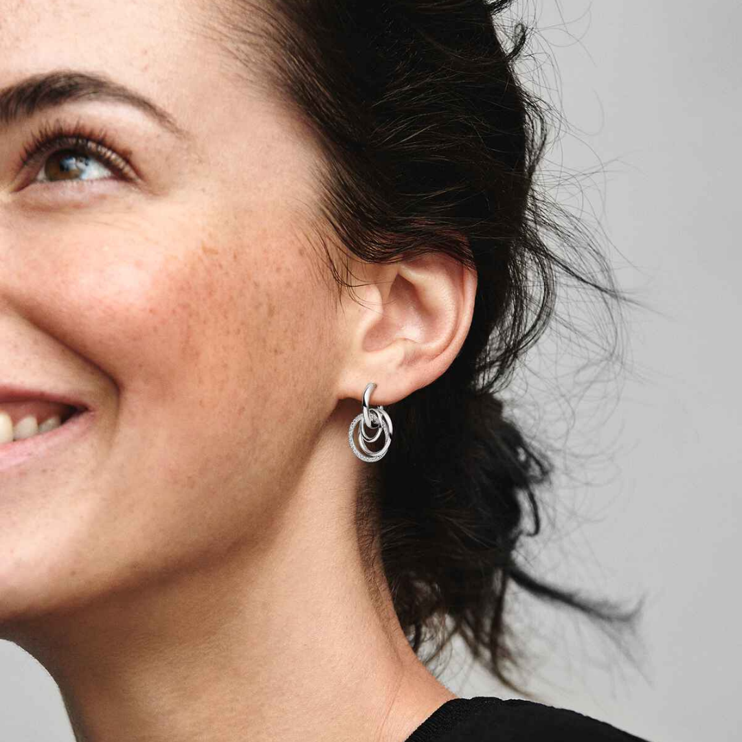 Aretes colgantes con tres aros dos lisos y uno con piedras