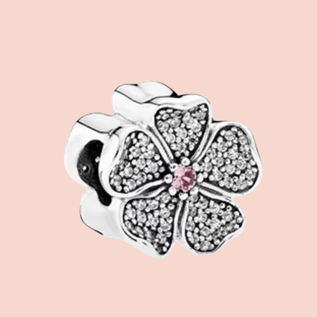 Charm flor plata con piedras plata y centro rosa