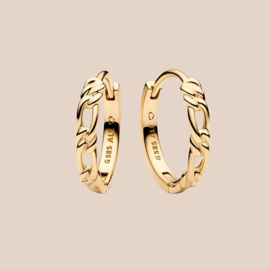 Arracadas doradas pequeñas de eslabones