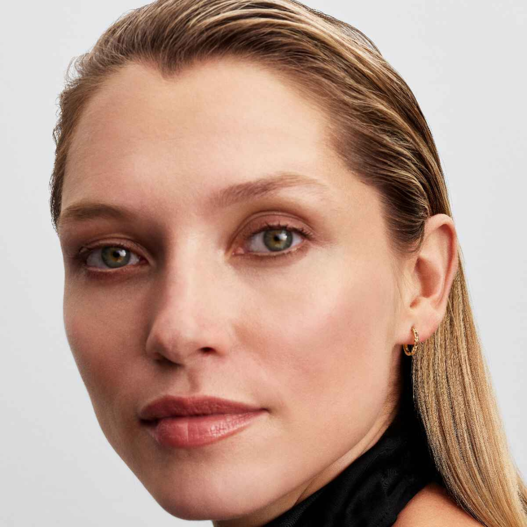 Arracadas doradas pequeñas de eslabones