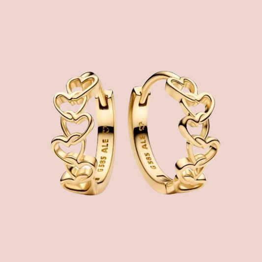 Arracadas doradas pequeñas con corazones