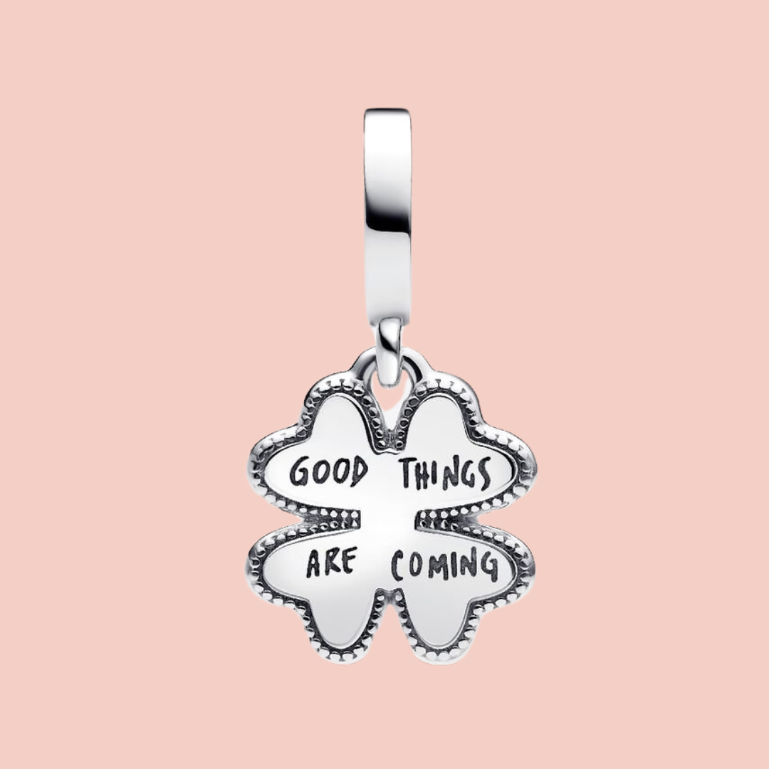 Charm trébol de cuatro hojas azul, verde y dorado leyenda "Good things are coming"