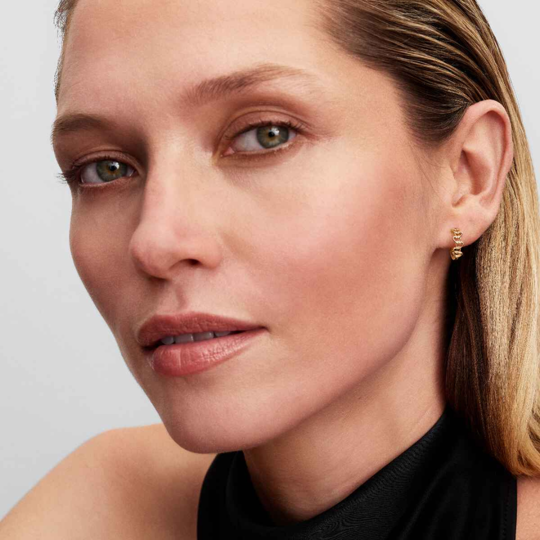 Arracadas doradas pequeñas con corazones