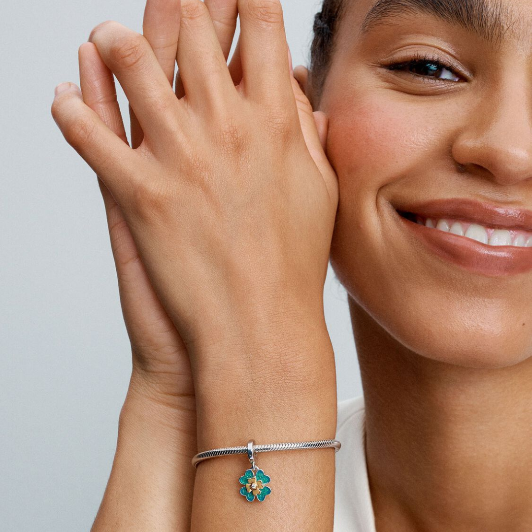 Charm trébol de cuatro hojas azul, verde y dorado leyenda "Good things are coming"