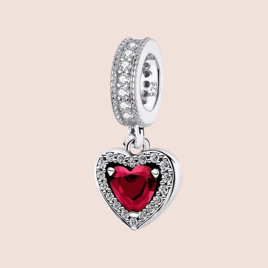 Charm corazón con piedra roja y piedras platas alrededor colgante
