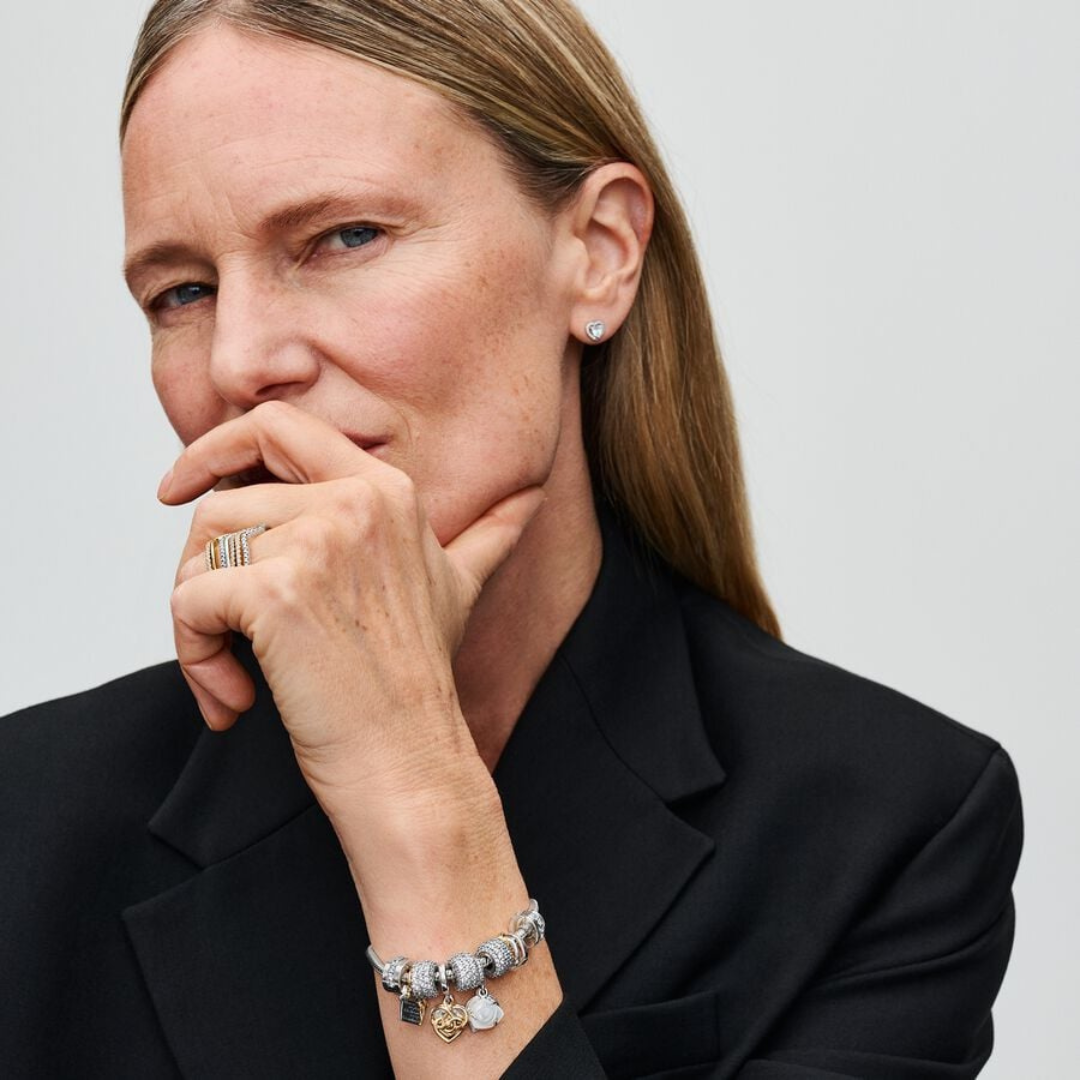 Charm Flor blanca leyenda "Nothing compares to you"