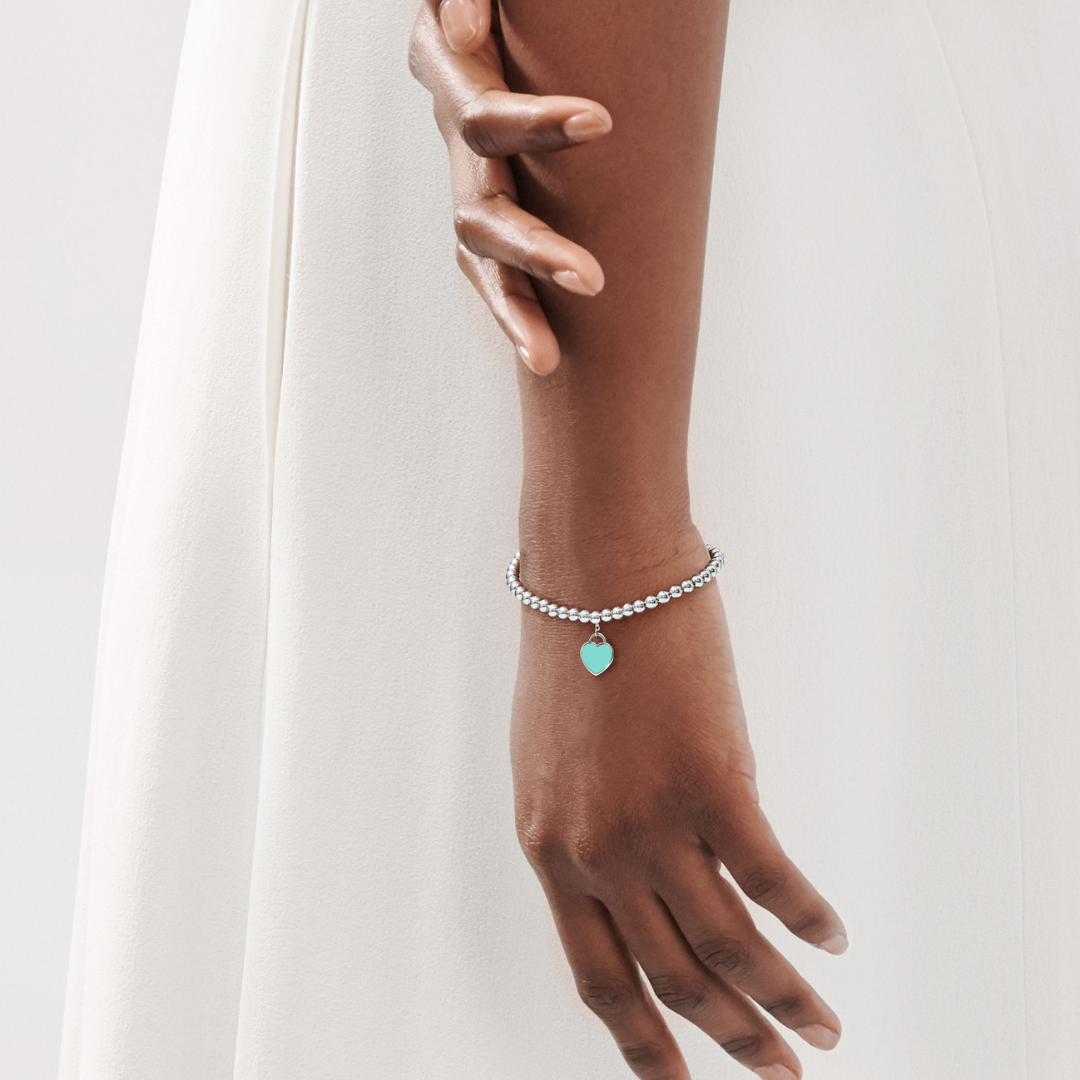 Pulsera plata con bolitas y corazón verde