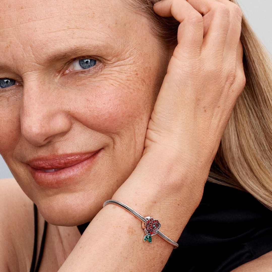 Charm flor con piedras rojas y hojas verdes