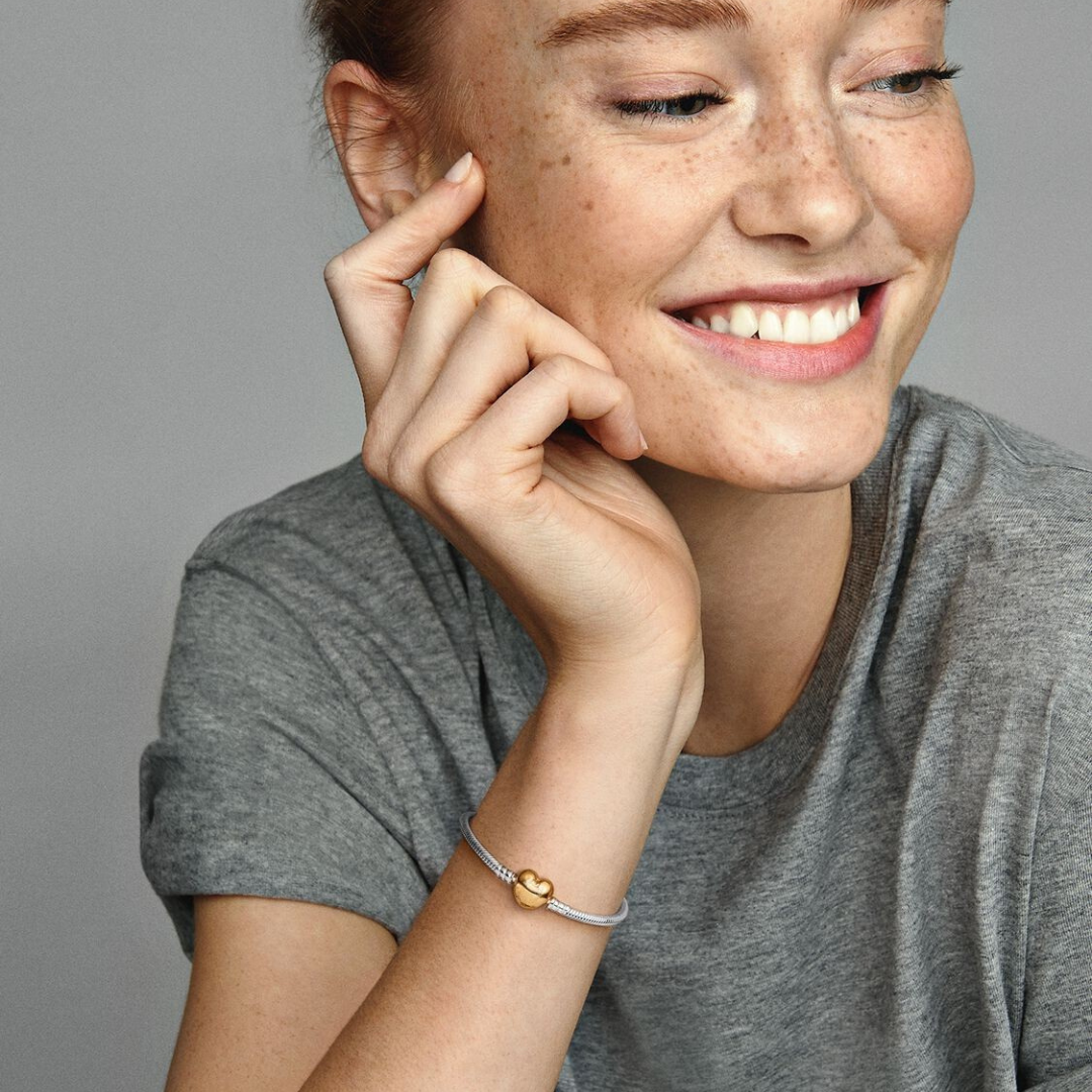 Pulsera plata con corazón dorado