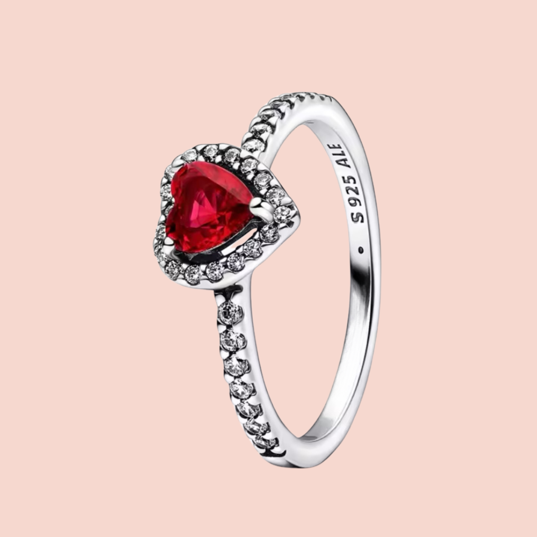 Anillo con corazón piedra roja
