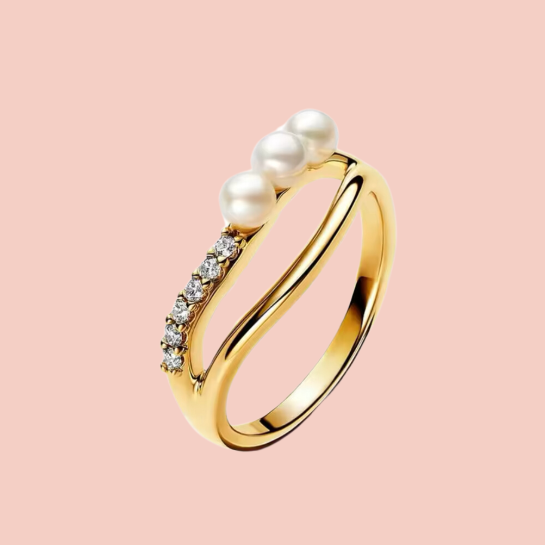 Anillo dorado con tres perlas