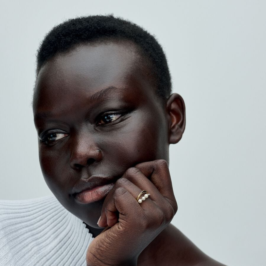 Anillo dorado con tres perlas