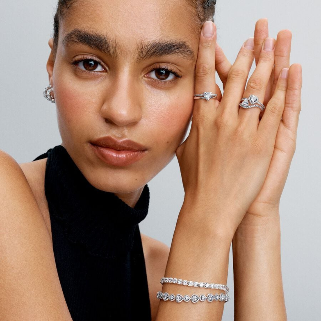 Anillo plata con dos aros y piedra en forma de corazón al centro