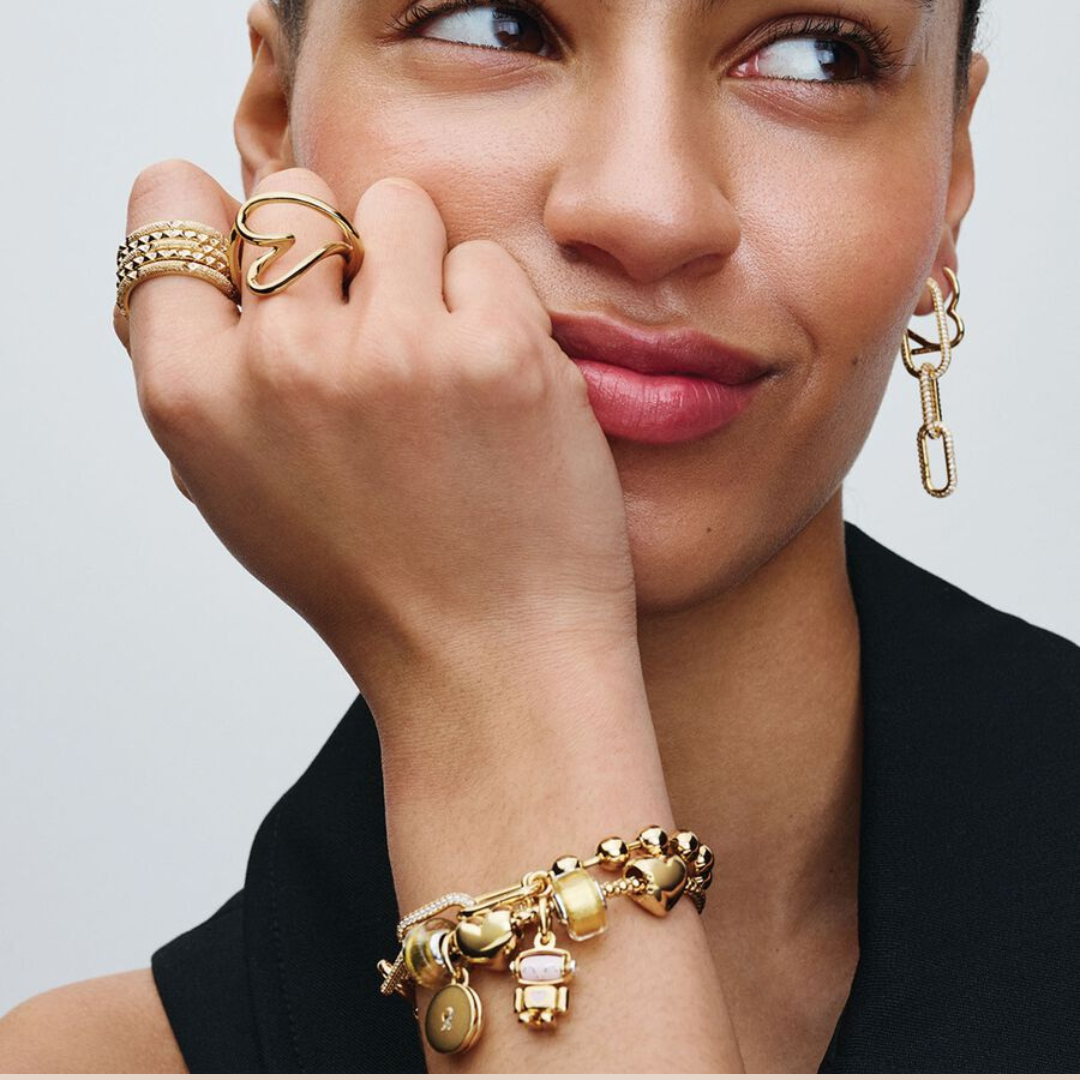 Pulsera dorada con eslabones y bolitas