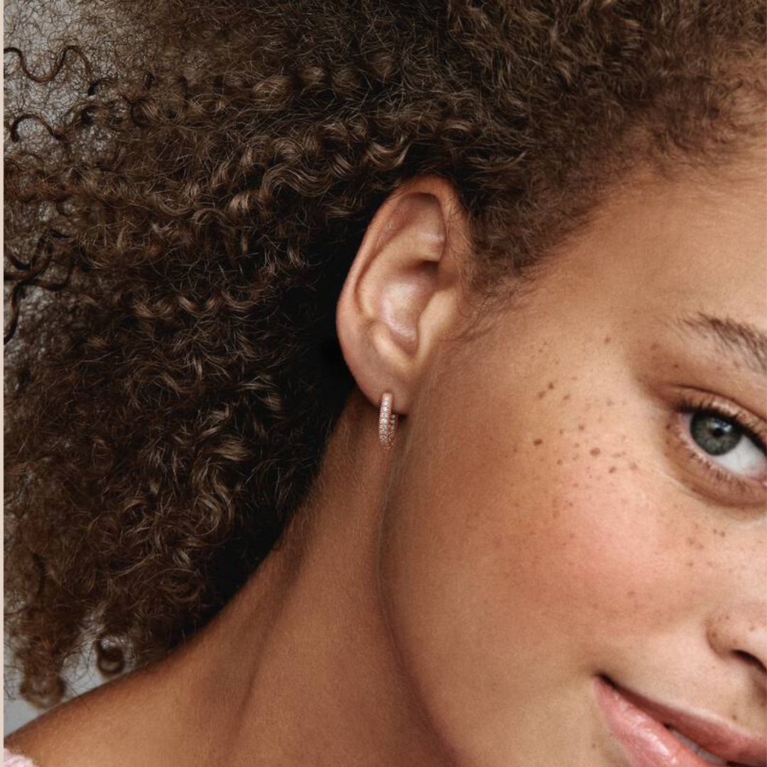 Arracadas pequeñas oro rosa con piedras plata