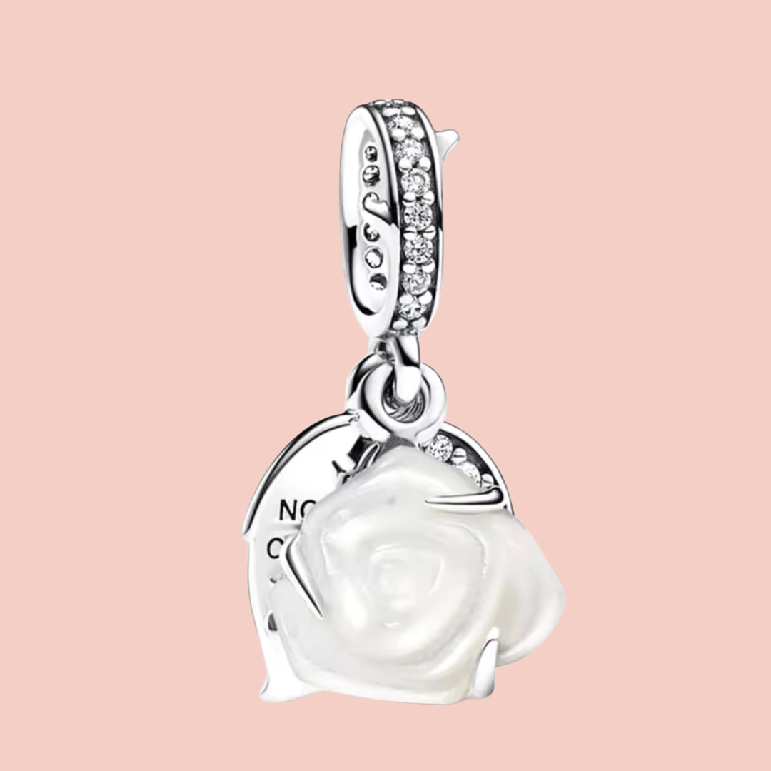 Charm Flor blanca leyenda "Nothing compares to you"