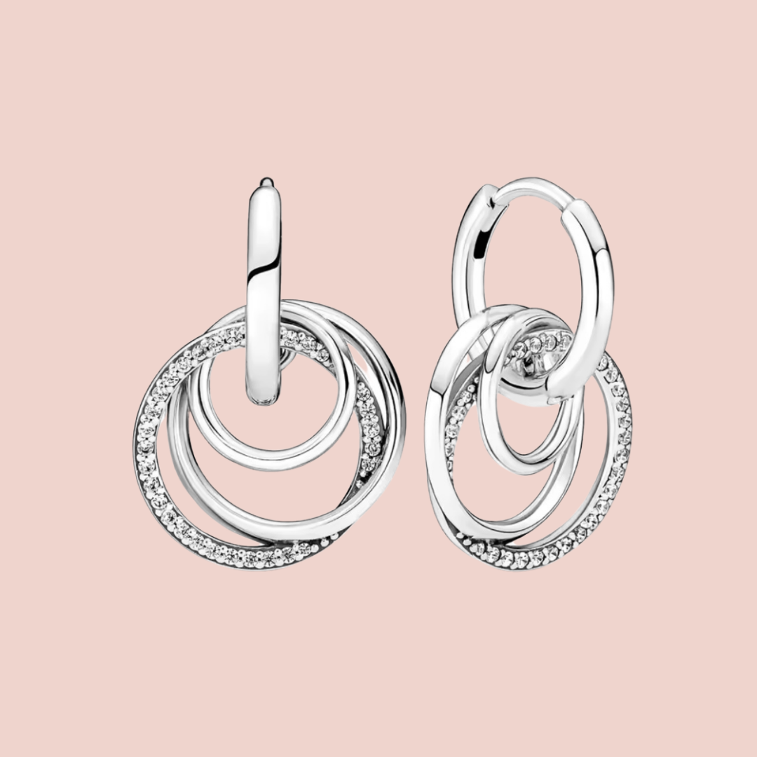 Aretes colgantes con tres aros dos lisos y uno con piedras