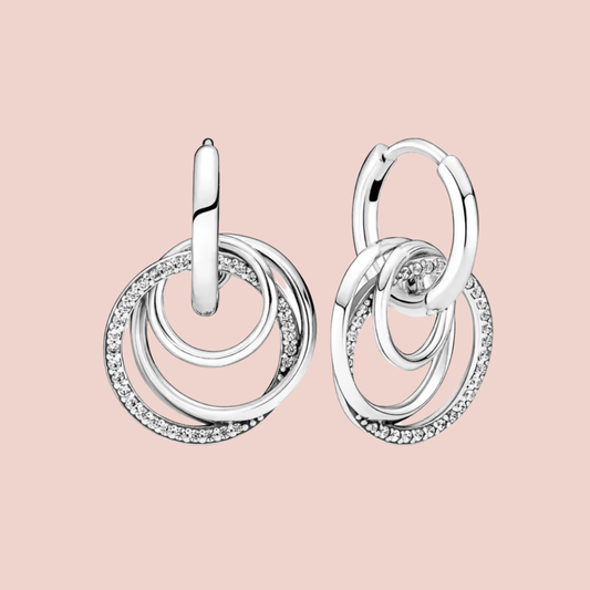 Aretes colgantes con tres aros dos lisos y uno con piedras