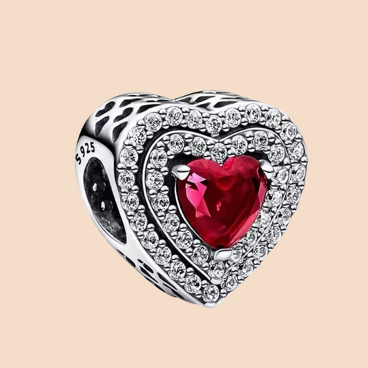 Charm corazón con piedra roja y piedras platas alrededor