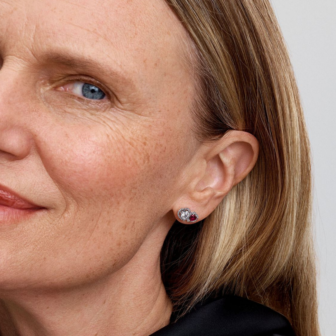 Aretes dos corazones rojo y plata